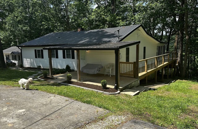 Modern Lodge! Lakeview Retreat! 2 mins to Lees Ford Marina