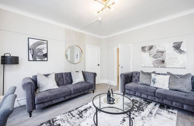 Modern & Lovely 2BR City Centre Near High St by Luxiety Stays