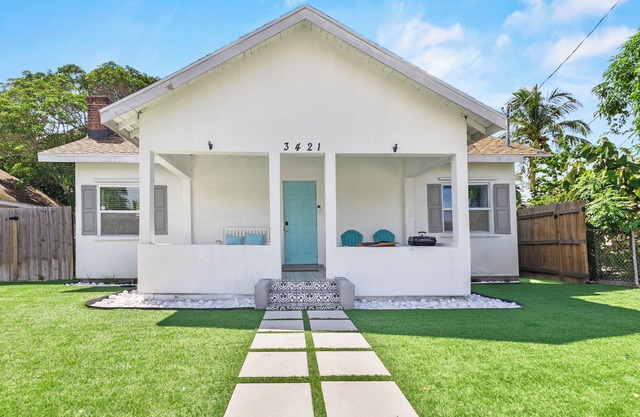 Modern Luxe Retreat w/Hot Tub: 5 Mins to Beach