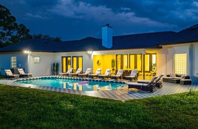Modern Luxurious Pool Estate