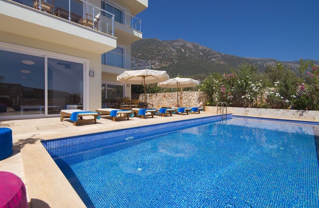 Modern Luxury 3 Bed Apartment with Private Pool, Garden & 10-Min Walk to Kalkan.