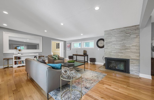 Modern Luxury: 5-Bedroom Escape Close to Stadium & Downtown!