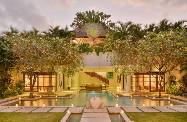 Modern Luxury 8BR Villa, 3Min Walk From Eat Street! - W/Swimming Pool!
