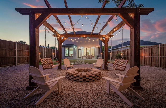 Modern Luxury - Amazing Backyard! In Dallas - Near Everything!