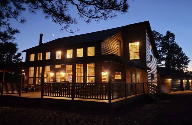 Modern luxury cabin at Las Nubes Ranch in Parks!