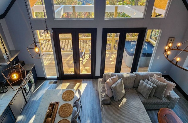 Modern Luxury Cabin, Hot Tub, Pet Friendly, Walk to Carters Lake, Mtn View, Fun