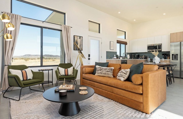 Modern luxury/hot tub/75" tv/bbq/views