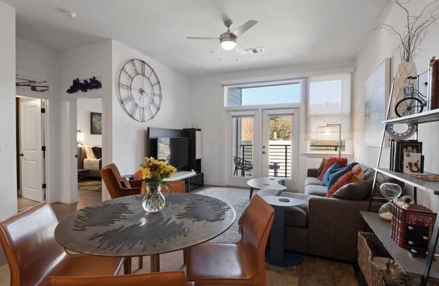 Modern Luxury in Downtown AVL - Free Parking - Condo 205