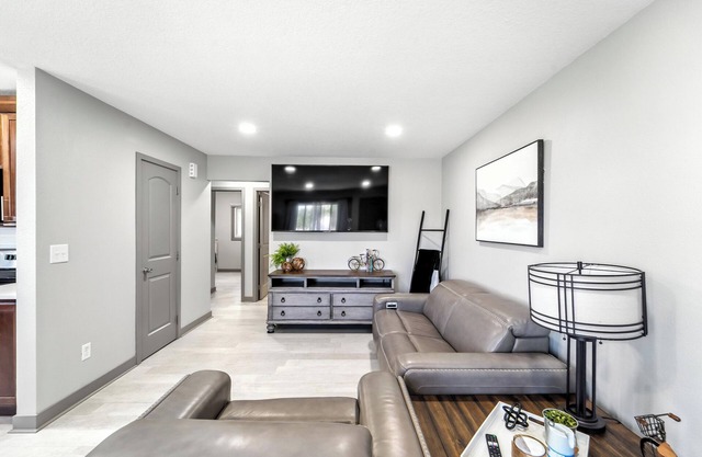 Modern, Luxury Living in Bright, Spacious 2BR/Luxury/Washer/Parking