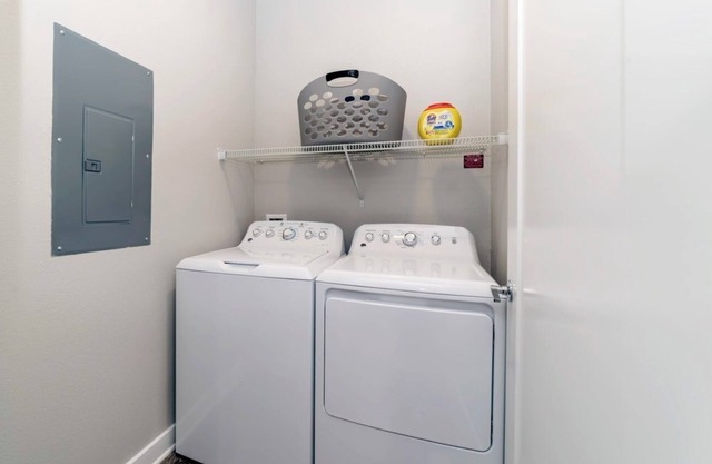 Modern LuXuRy Unit in beautiful Down Town Winter Garden with WIFI, Cable & POOL