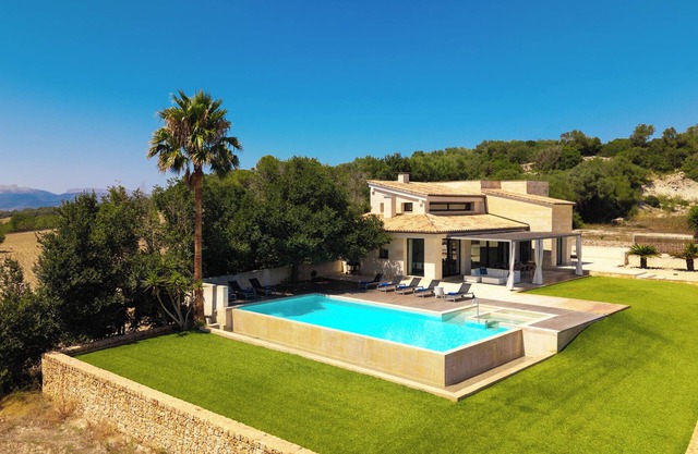 modern, luxury Villa with great views, garden, pool, 8 km from the beach