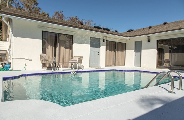 Modern Luxury Villa w/Heated pool & patio -6 min from WEF