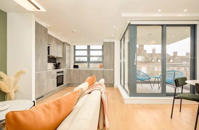 Modern Marylebone apartment with balcony