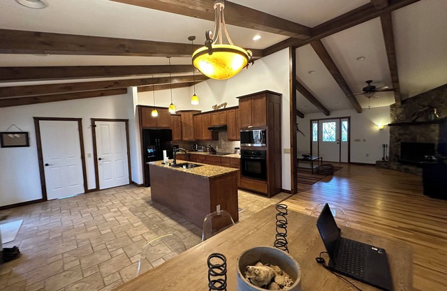 Modern Mountain, 360 Degree Views, Excellent Location, 5 Star Luxury!