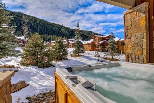 Modern Mountain Escape - Walk or Shuttle to Lifts - Private Hot Tub, Views, Work-Friendly