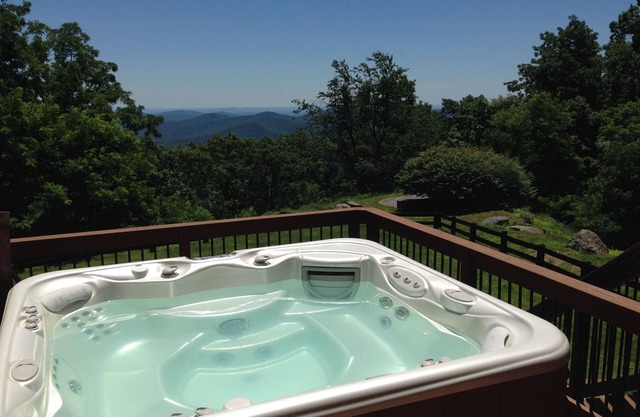 Modern Mountain Retreat: Hot Tub, Chef's Kitchen, Game Room & Ski Access