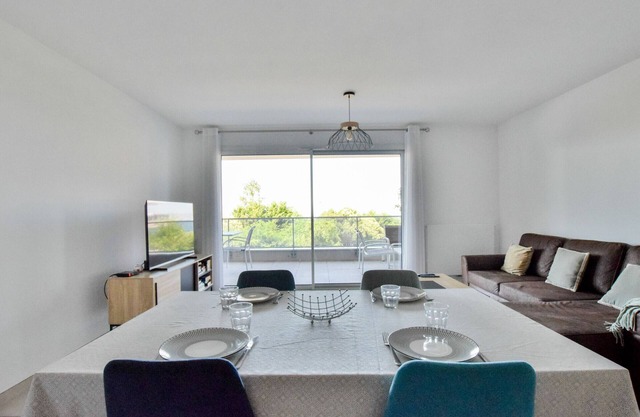 Modern new apartment with balcony and garage in Évian