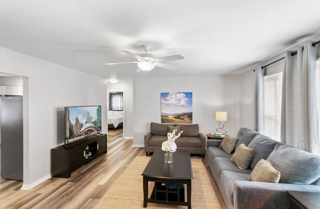Modern new Apt just 1/2 mile to DT Libertyville!