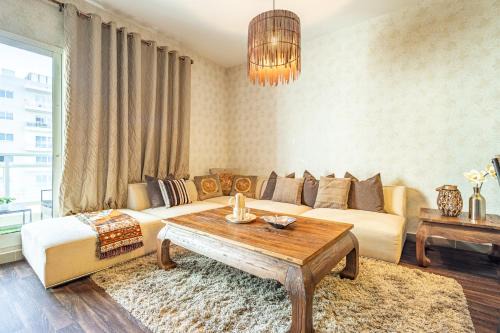 Modern Oasis - Elegant Cave - Family Heaven - Designer's Paradise - 10 min away from Abu Dhabi Airport, Yas Island, Formula 1, Ferrari World, SeaWorld, Warner Bros World
