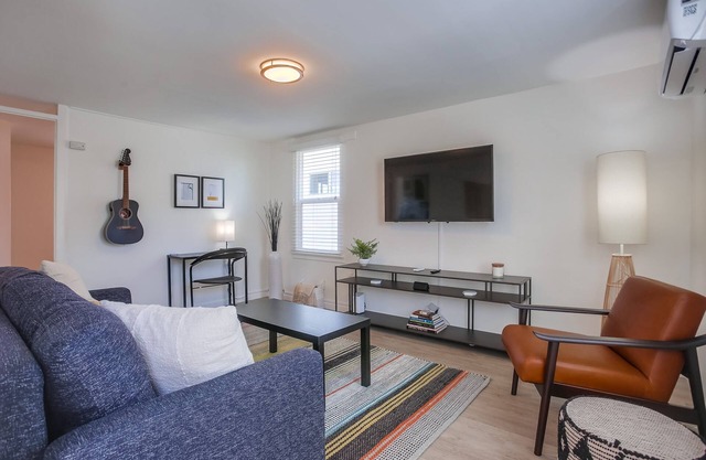 Modern One Bedroom - two blocks to the beach & Downtown Encinitas!