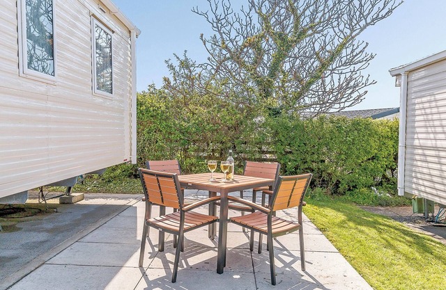 Modern open plan caravan with one double with en suite W.