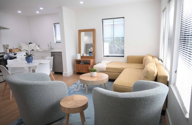 🏡 Modern Pet-Friendly Duplex Near Downtown Charleston