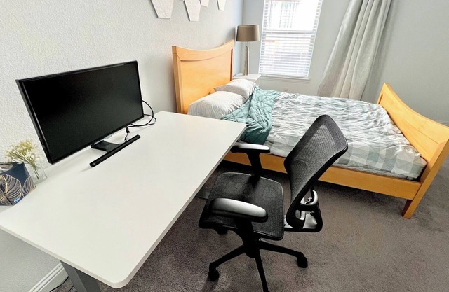 Modern, pristine house with central AC, workstation, and washer dryer in unit