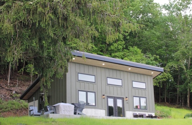 Modern + Private Cabin in Marlinton, WiFi, single level, trail side! New 2025