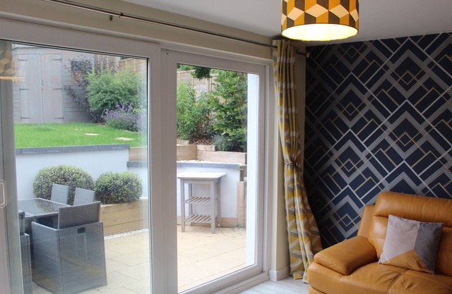 Modern Property Sleeping 6 with Garden, Near Goodwood Festival of Speed!