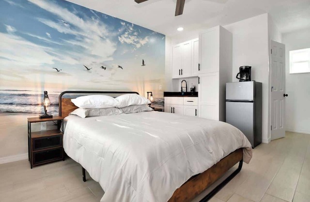 Modern Queen Suite Steps to Daytona Beach - Room 2