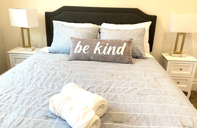 Modern, Quiet 1426 SF 2B 2.5B Pasadena Townhome