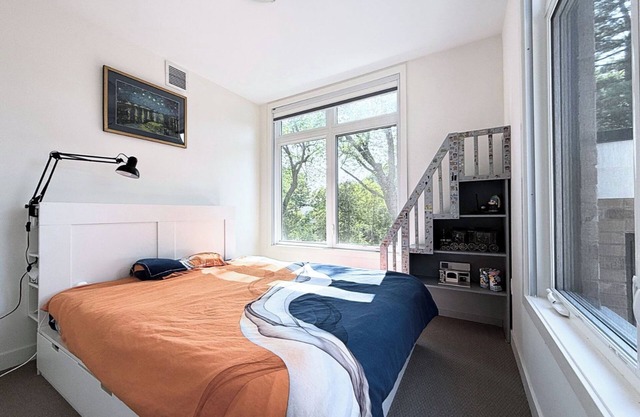 Modern & Quiet Room+Private Bath + Breakfast in Smart Home | 10km to Wonderland