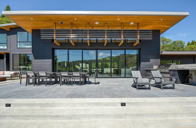 Modern, recently built home with stunning pool & beautiful views; 15 min to town