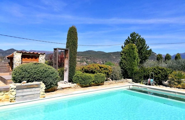 Modern, refurbished gîte with air conditioning, garden and jacuzzi.