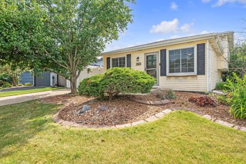 Modern Retreat with Private Pool & Yard, 10 mins to Tinley Ampitheatre home