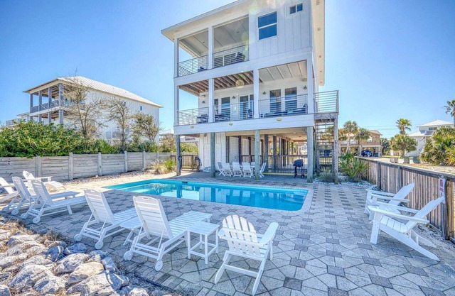 Modern retro design. Delightful kitchen. Covered Deck and Sound Front Pool
