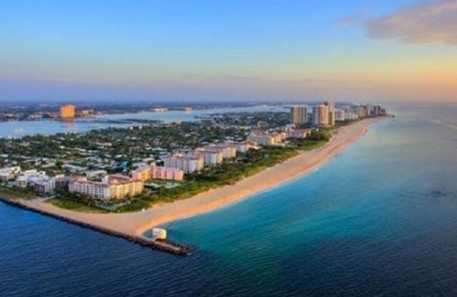 Modern Singer Island Executive Condo. Beach & Stores A Short Walk Away.