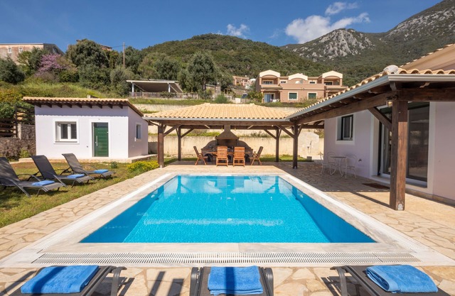Modern single-storey villa 120 m from the blue azure beach