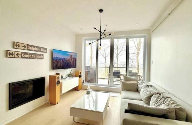 Modern ski-in/ski-out 3-bedroom condo nestled in the forest in Bromont
