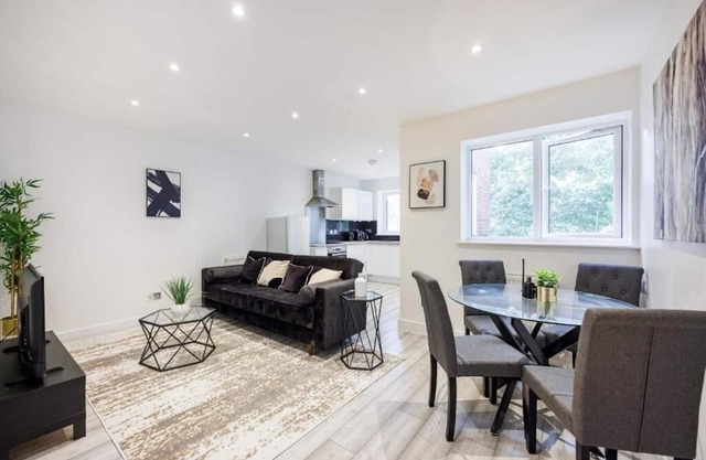 Modern & Spacious 1BR City Centre Nr High Street by Luxiety Stays
