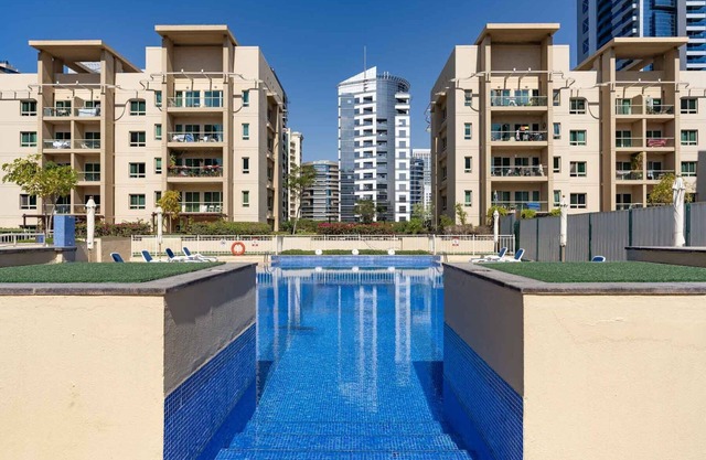 Modern & Spacious 1 Bed with Pool View | Business Traveler