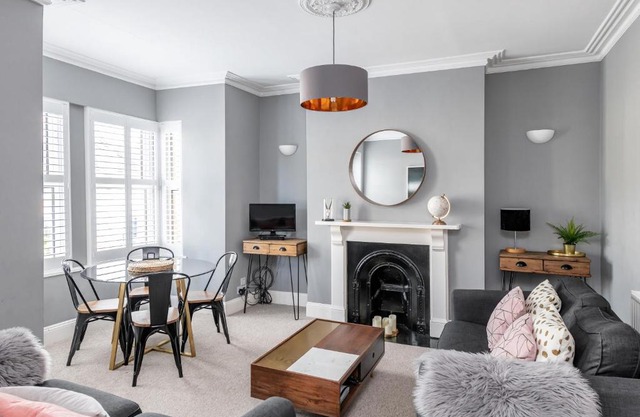 Modern & Spacious 2 Bedroom Maisonette