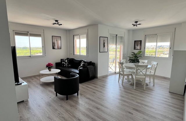 Modern, Spacious 3BD/2BA Apt, 15 Mins to Valencia, WiFi, AC, Parking, Elevator