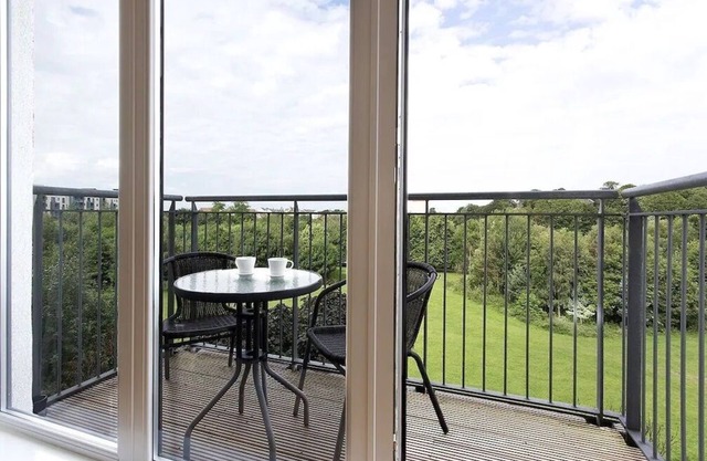Modern, Spacious City Apartment, Lift, Balcony, Free Wi-fi & Parking, Fab views,