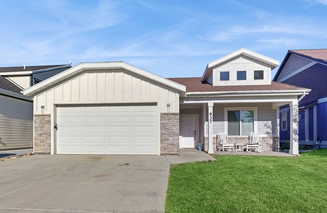 Modern, spacious home w/access to shared pool - close to Bear Lake State Park