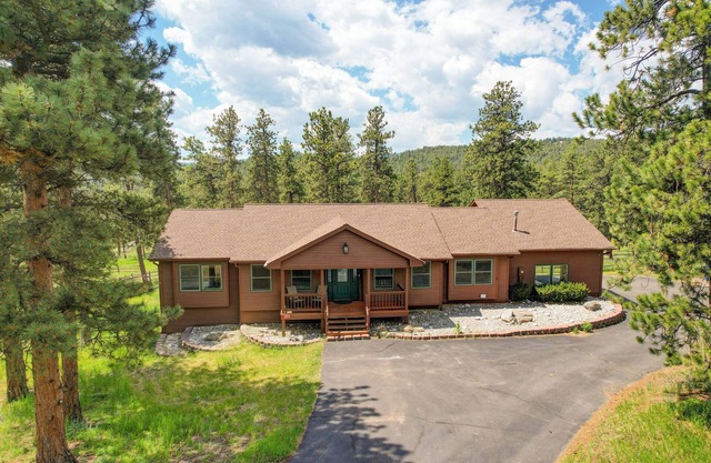 Modern + Spacious Mountain Cabin with XL Hot Tub located in the Rocky Mountains