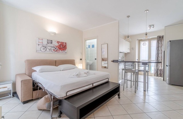 Modern studio apartment perfect for 3 people and equipped with every comfort is located a few meters from Piazza Statuto, from where the famous Via Garibaldi starts, a pedestrian street in the center of Turin. In 10 minutes on foot you can also reach the