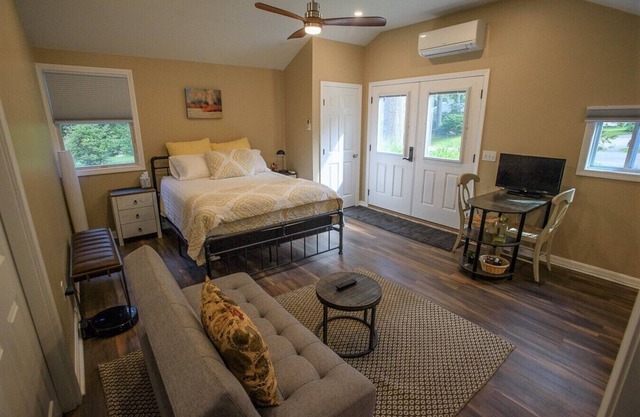 Modern Studio Apt - 10 min to Narragansett Beach/URI
