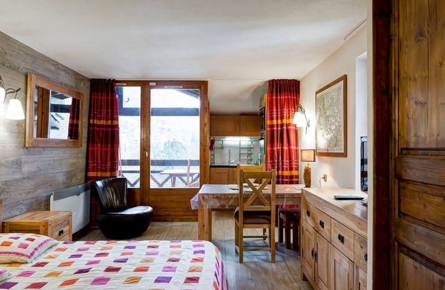 Modern studio for 4 with balcony and WiFi in Brides-les-Bains