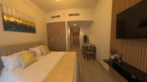 Modern Studio in Azizi Riviera, Meydan